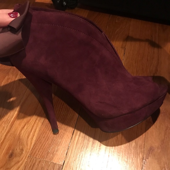 Vera Wang like new purple suede bootie heels!! - Picture 3 of 4